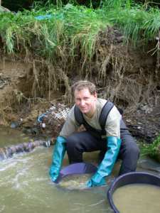 Sven Kreher beim Ausüben seines Hobbys: dem Goldwaschen, hier in einem Nebenarm der Göltzsch.